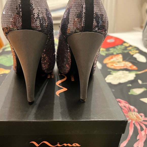 Last Chance!! PERFECT EVENING SHOE! Nina New York Pewter/Black heels, Sz 10 - Picture 3 of 6
